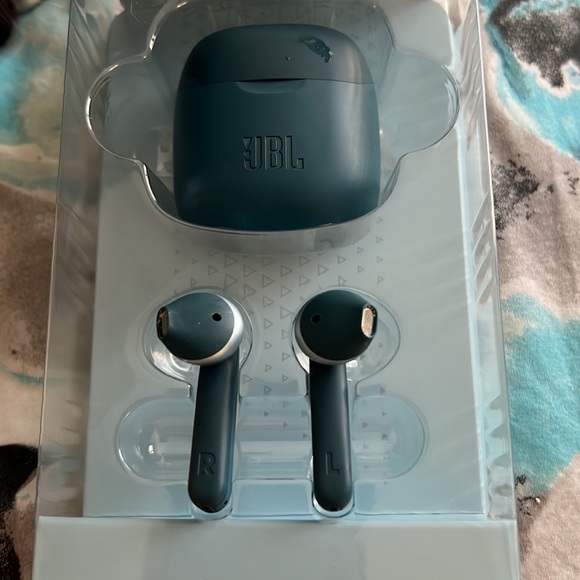 JBL wireless earbuds - Picture 4 of 6